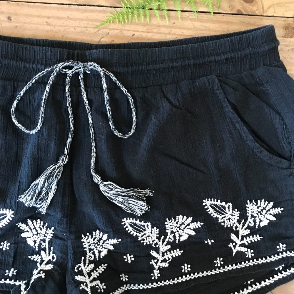 Embroidered Shorts - Picture 3 of 4